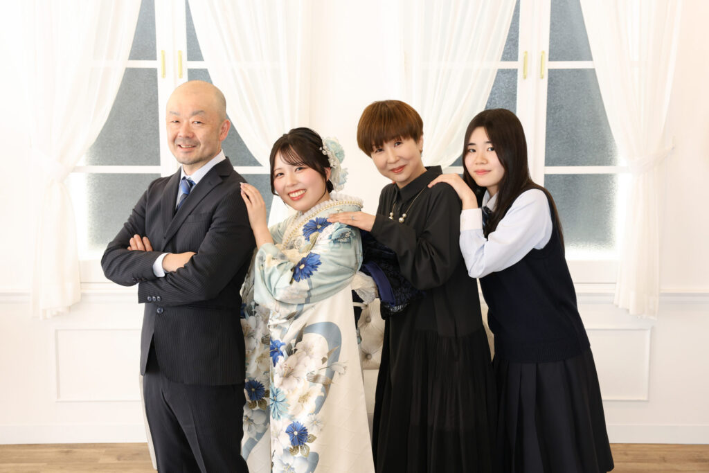 振袖富山　成人式　ハレの日　水色　白色　着物　帯アレンジ　髪飾り　家族写真