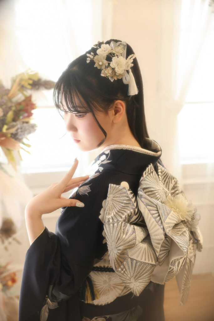 振袖富山　成人式　ハレの日　ネイビー　着物　帯アレンジ　髪飾り　ポニーテール