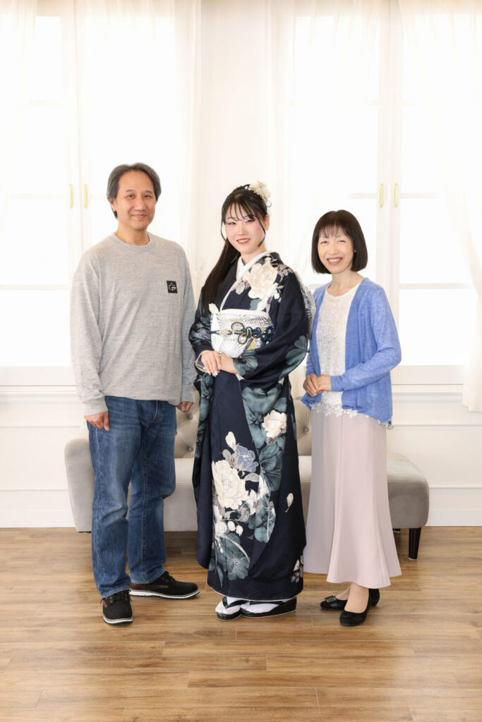振袖富山　成人式　ハレの日　ネイビー　着物　帯アレンジ　髪飾り　ポニーテール　家族写真　記念日
