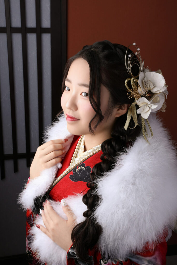 振袖富山 成人式 ハレの日 赤 着物 帯アレンジ 髪飾り 編み下ろし バラ ヒョウ柄 ショール