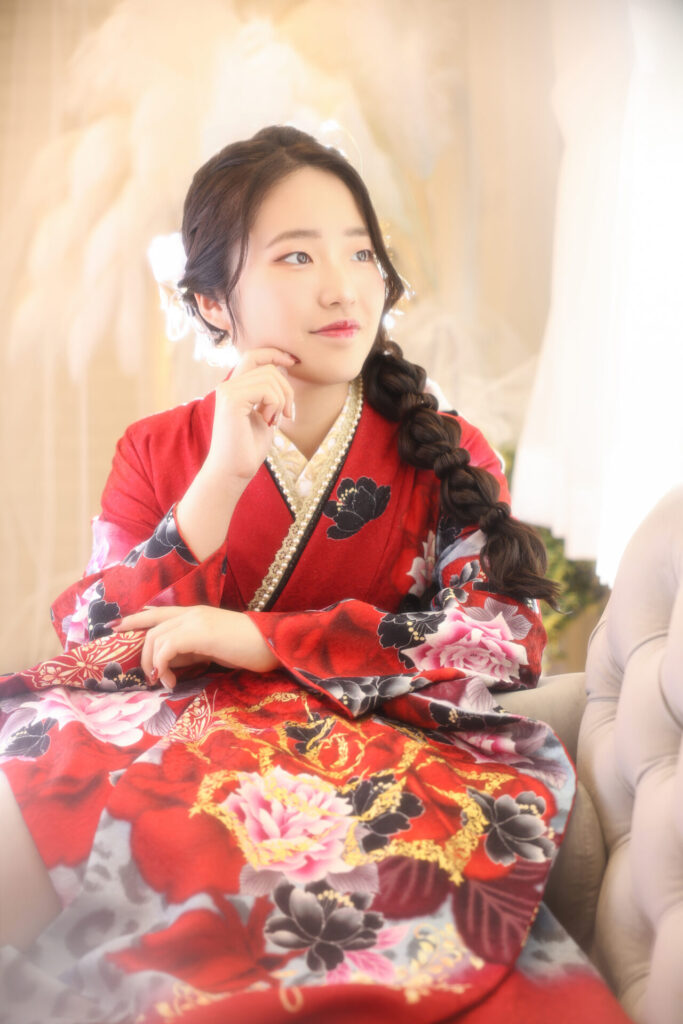 振袖富山　成人式　ハレの日　赤　着物　帯アレンジ　髪飾り　編み下ろし　バラ　ヒョウ柄　スタジオ撮影　光