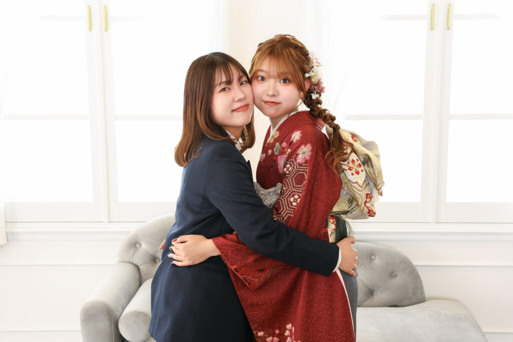 振袖富山　成人式　ハレの日　赤　着物　ママ振　帯アレンジ　ヘアアレンジ　編みおろし　髪飾り　華やか　お祝い　親子写真　母娘
