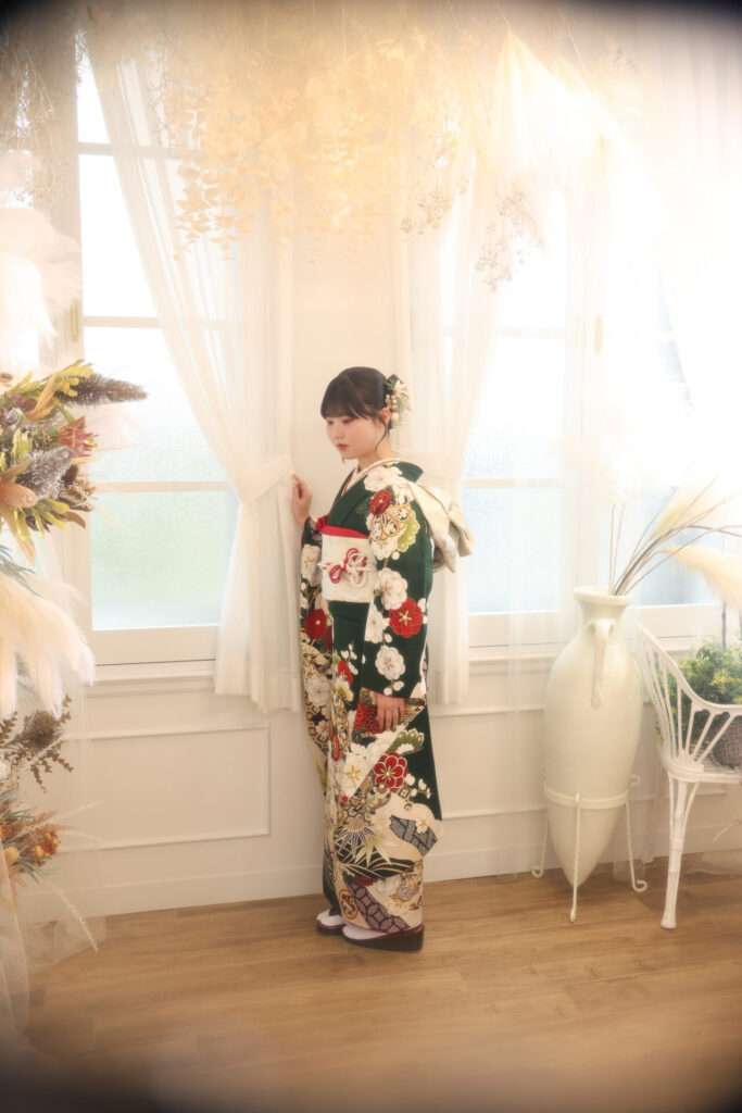 振袖富山　成人式　ハレの日　緑　深緑　着物　帯アレンジ　髪飾り　華やか　紅白　お祝い　