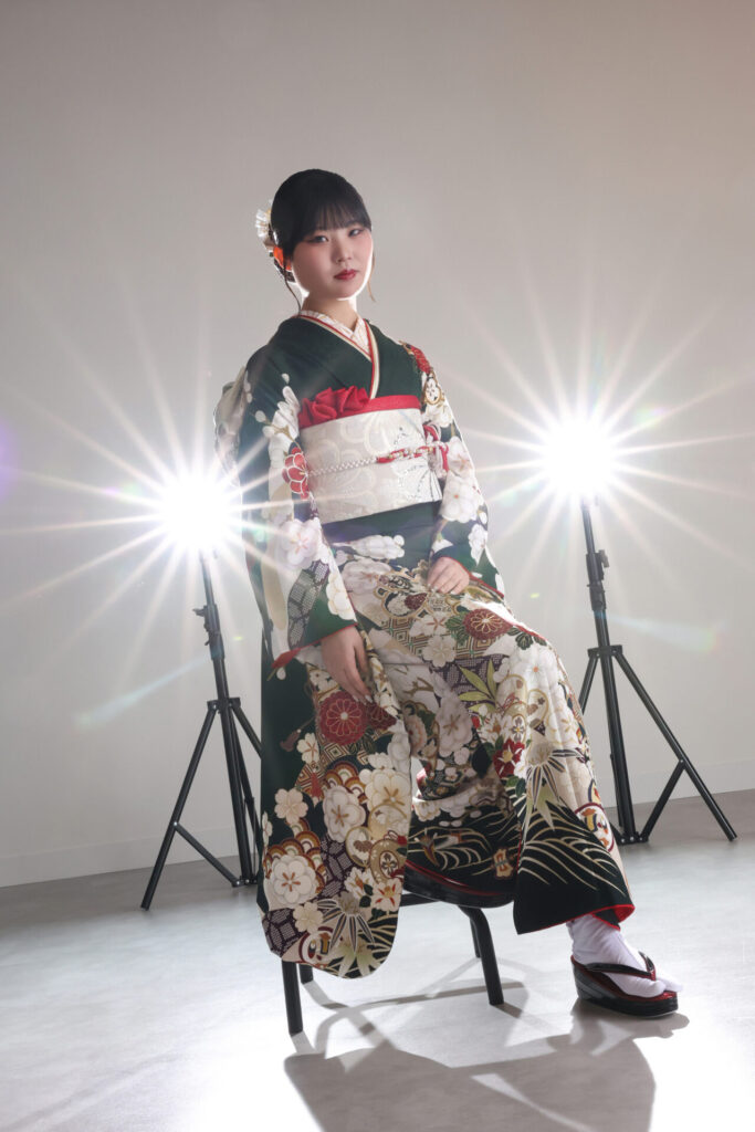 振袖富山　成人式　ハレの日　緑　深緑　着物　帯アレンジ　髪飾り　華やか　紅白　お祝い　スタジオ撮影　ライティング
