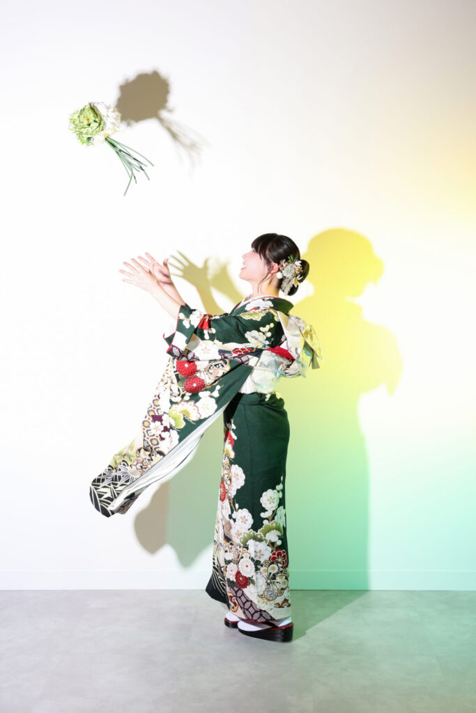 振袖富山　成人式　ハレの日　緑　深緑　着物　帯アレンジ　髪飾り　華やか　紅白　お祝い　ブーケトス　シルエット　ライティング
