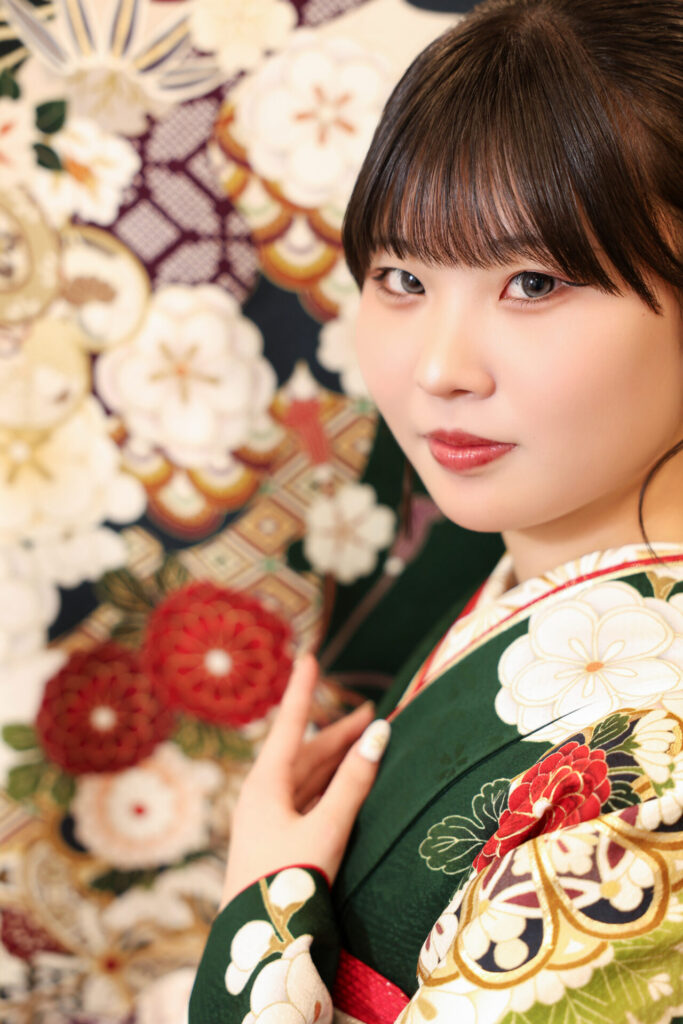 振袖富山　成人式　ハレの日　緑　深緑　着物　帯アレンジ　髪飾り　華やか　紅白　お祝い　　袖柄　カラーコンタクト　水光カラコン