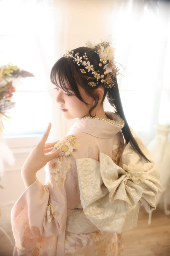 振袖富山　成人式　ハレの日　ピンク　ベージュ　着物　帯アレンジ　ヘアアレンジ　ポニーテール　髪飾り　カチューシャ　華やか　お祝い
