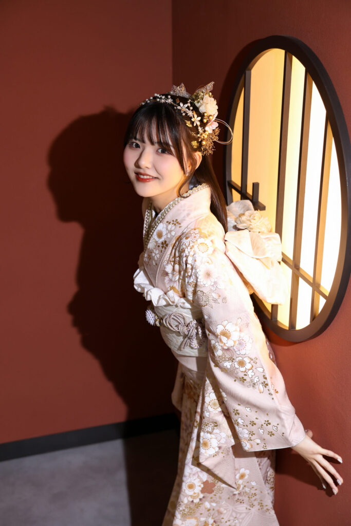 振袖富山　成人式　ハレの日　ピンク　ベージュ　着物　帯アレンジ　ヘアアレンジ　ポニーテール　髪飾り　カチューシャ　華やか　お祝い　光　影　格子