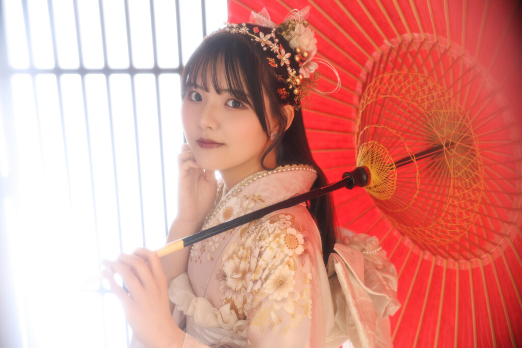 振袖富山　成人式　ハレの日　ピンク　ベージュ　着物　帯アレンジ　ヘアアレンジ　ポニーテール　髪飾り　カチューシャ　華やか　お祝い　和傘