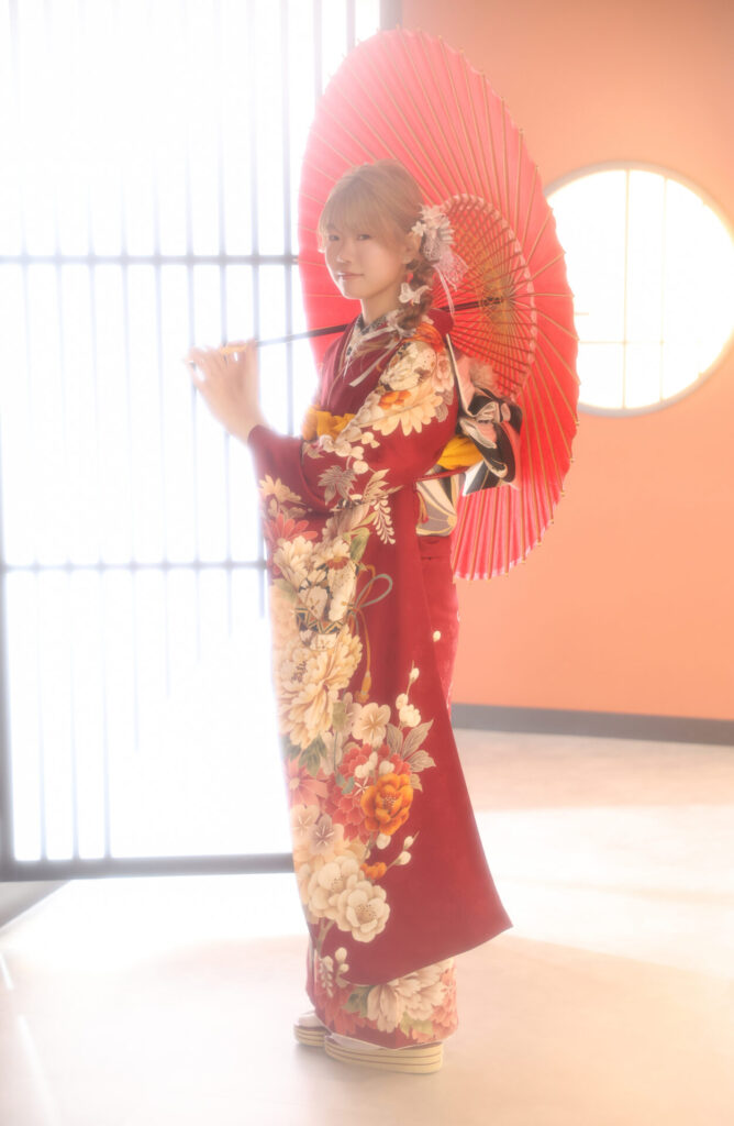 振袖富山 成人式 ハレの日 赤 着物 帯アレンジ ヘアアレンジ 編みおろし 髪飾り 華やか お祝い 推しカラー 和傘