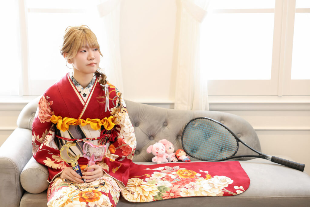 振袖富山 成人式 ハレの日 赤 着物 帯アレンジ ヘアアレンジ 編みおろし 髪飾り リボン 華やか お祝い 推しカラー 浦島坂田船 となりの坂田 推しグッズ アクリルスタンド アクスタ ペンライト テニス