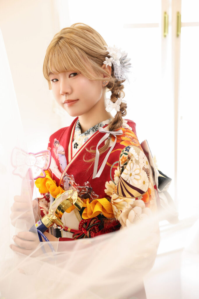 振袖富山　成人式　ハレの日　赤　着物　帯アレンジ　ヘアアレンジ　編みおろし　　　　髪飾り　リボン　華やか　お祝い　推しカラー　浦島坂田船　となりの坂田　推しグッズ　アクリルスタンド　アクスタ　ペンライト　テニス