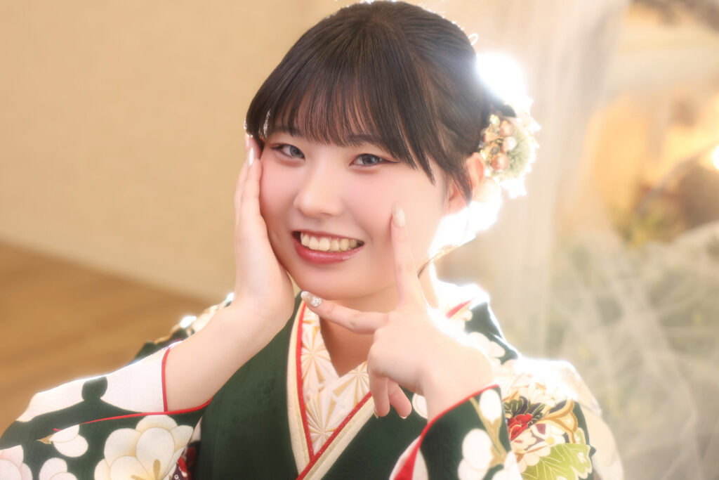 振袖富山　成人式　ハレの日　緑　深緑　着物　帯アレンジ　髪飾り　華やか　紅白　お祝い　ギャルピース　カラーコンタクト　水光カラコン